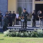 Kapolda Aceh, Irjen Pol. Drs. Marzuki Ali Basyah, M.M., menyerahkan Dhuaja Satuan Brimob “Satya Dharma Raksaka” kepada Dansatbrimob Polda Aceh yang baru, Kombes Pol. Zulkifli Ismail, S.I.K., M.Han., dalam upacara sertijab di Mako Satbrimob Polda Aceh, Jeulingke, Banda Aceh, Jumat (22/5/2026).