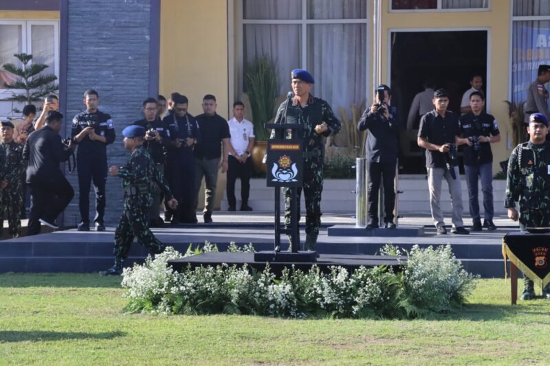 Kapolda Aceh, Irjen Pol. Drs. Marzuki Ali Basyah, M.M., menyerahkan Dhuaja Satuan Brimob “Satya Dharma Raksaka” kepada Dansatbrimob Polda Aceh yang baru, Kombes Pol. Zulkifli Ismail, S.I.K., M.Han., dalam upacara sertijab di Mako Satbrimob Polda Aceh, Jeulingke, Banda Aceh, Jumat (22/5/2026).