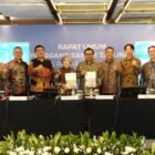 Jajaran Komisaris dan Direksi Solusi Bangun Indonesia dalam RUPS Tahunan yang memutuskan penggunaan 50% dari laba bersih tahun 2025 sebanyak Rp329,3 miliar sebagai dividen bagi pemegang saham, Jumat 22/05/2026.