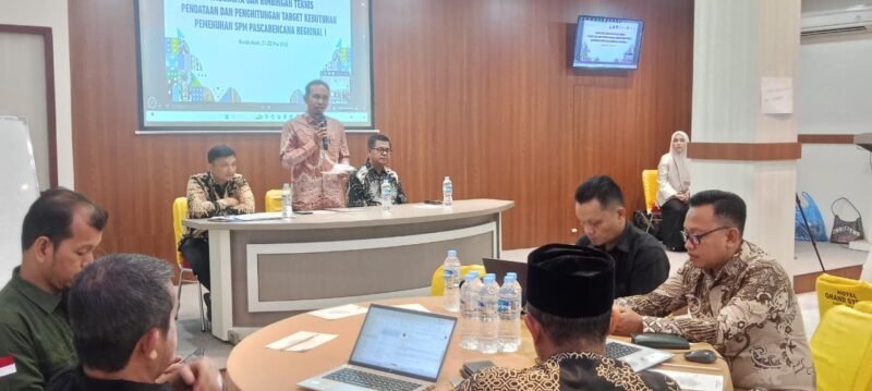 Kepala Biro Pemerintahan dan Otonomi Daerah Setda Aceh, Dr. Bob Mizwar, SSTP, M.Si., saat membacakan sambutan Sekretaris Daerah Aceh pada pembukaan Lokakarya dan Bimtek Pemenuhan SPM Pascabencana Regional I di Lhokseumawe, Kamis (21/5/2026). 