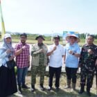 Wakil Bupati Aceh Besar Drs H Syukri bersama pejabat dari Kementerian Pertanian Republik Indonesia dan pejabat terkait lainnya foto bersama seusai melakukan tanam padi serempak Brigade Pangan di Gampong Barueh, Kecamatan Kota Jantho, Jumat (22/6/2026). FOTO/ MC ACEH BESAR