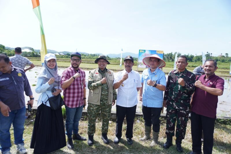 Wakil Bupati Aceh Besar Drs H Syukri bersama pejabat dari Kementerian Pertanian Republik Indonesia dan pejabat terkait lainnya foto bersama seusai melakukan tanam padi serempak Brigade Pangan di Gampong Barueh, Kecamatan Kota Jantho, Jumat (22/6/2026). FOTO/ MC ACEH BESAR