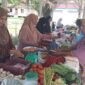 Kelompok perempuan pedagang Pasar Mini BUMG Leu Ue menerima bantuan modal usaha dari BUMDesma Sejahtera Darul Imarah di Kantor Keuchik Gampong Leu Ue, Sabtu (23/5/2026).