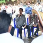 Wakil Presiden Gibran Rakabuming berdialog dengan para petani rumput laut di Pantai Mulut Seribu, Desa Daiama, Landu Leko, Rote Ndao, NTT, Jumat (22/5/2026).
