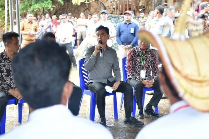 Wakil Presiden Gibran Rakabuming berdialog dengan para petani rumput laut di Pantai Mulut Seribu, Desa Daiama, Landu Leko, Rote Ndao, NTT, Jumat (22/5/2026).