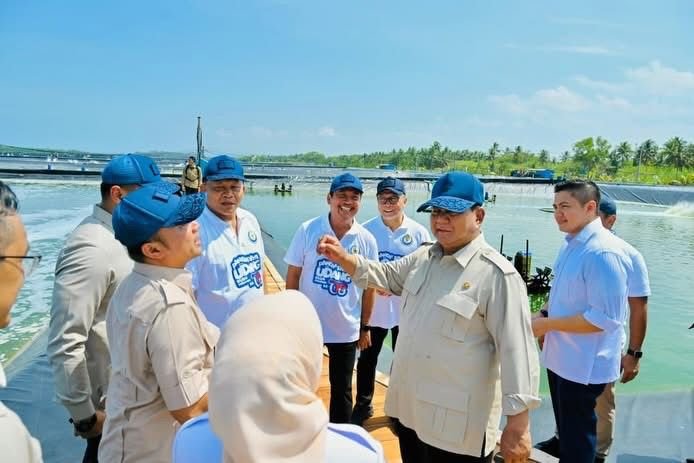 Presiden RI Prabowo Subianto meninjau langsung proses sortir hasil panen saat menghadiri panen raya di lokasi tambak Budi Daya Udang Berbasis Kawasan (BUBK) Kebumen, Jawa Tengah, Sabtu (23/5/2026).