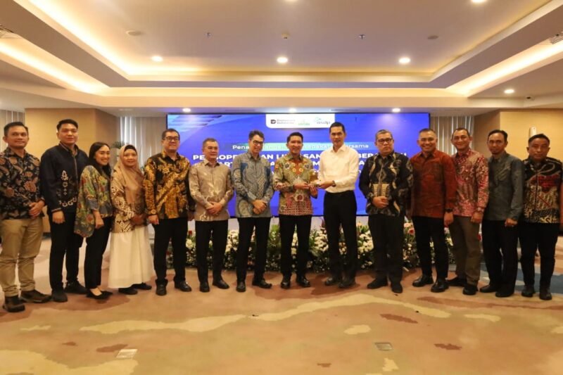 Sekda Aceh, M. Nasir, S.IP, MPA didampingi asisten Perekonomian & Pembangunan Sekda Aceh, Ir. T. Robby Irza, S.Sit, MT, KadisHub Aceh, T. Faisal, ST, MT serta Para Karo menghadiri Penandatanganan Kesepakatan Bersama Pengoperasian Lintasan Penyebrangan Jakarta - Pelabuhan Malahayati Aceh Antara PT. ASDP Indonesia Ferry (Persero) dan Pemerintah Prov. Aceh, di Kantor ASDP Jakarta, Sabtu, 23 Mei 2026
