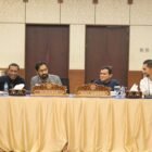 Gubernur Aceh, Muzakir Manaf, di dampingi wakil Gubernur Aceh Fadhlullah SE, Sekda Aceh M. Nasir S.IP, MPA beserta Ketua DPRA, Wakil Ketua & anggota DPRA melakukan Rapat Koordinasi Konsultasi & Pertimbangan DPRA terhadap perubahan Undang-undang No. 11 Tahun 2006 Tentang Pemerintahan Aceh, di Aula Badan Penghubung Pemerintah Aceh, Jakarta, Minggu, 24 Mei 2026