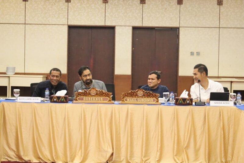 Gubernur Aceh, Muzakir Manaf, di dampingi wakil Gubernur Aceh Fadhlullah SE, Sekda Aceh M. Nasir S.IP, MPA beserta Ketua DPRA, Wakil Ketua & anggota DPRA melakukan Rapat Koordinasi Konsultasi & Pertimbangan DPRA terhadap perubahan Undang-undang No. 11 Tahun 2006 Tentang Pemerintahan Aceh, di Aula Badan Penghubung Pemerintah Aceh, Jakarta, Minggu, 24 Mei 2026