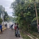Warga Gampong Jruek Bak Kreh bergotong royong membersihkan lingkungan dan saluran air menjelang Hari Raya Idul Adha 1447 Hijriah, Minggu (24/5/2026).