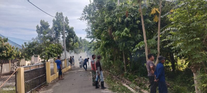 Warga Gampong Jruek Bak Kreh bergotong royong membersihkan lingkungan dan saluran air menjelang Hari Raya Idul Adha 1447 Hijriah, Minggu (24/5/2026).