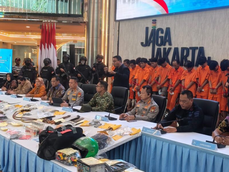 Komisioner Kompolnas Irjen Pol (Purn) Ida Oetari Poernamasasi saat memberikan keterangan dalam konferensi pers di Polda Metro Jaya. Kompolnas menyatakan dukungannya atas pengungkapan 127 kasus kejahatan jalanan di wilayah hukum Polda Metro Jaya dan mengingatkan agar proses hukum tetap profesional serta menghormati HAM.
