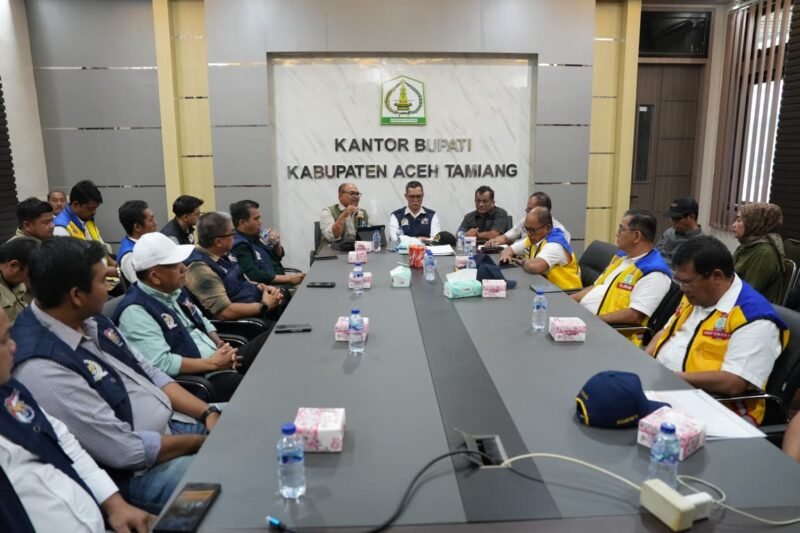 Kepala Pos Komando Wilayah PRR Dr. Safrizal ZA (tengah) bersama Koordinator Posko Galapana DPR RI TA. Khalid (kanan) memimpin rapat koordinasi percepatan persiapan lahan hunian tetap (huntap) di Kantor Bupati Aceh Tamiang, Sabtu (23/5/2026).