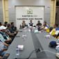 Kepala Pos Komando Wilayah PRR Dr. Safrizal ZA (tengah) bersama Koordinator Posko Galapana DPR RI TA. Khalid (kanan) memimpin rapat koordinasi percepatan persiapan lahan hunian tetap (huntap) di Kantor Bupati Aceh Tamiang, Sabtu (23/5/2026).