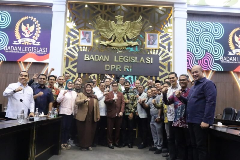 Gubernur Aceh Muzakir Manaf (Mualem) didampingi Sekda Aceh Nasir Syamaun saat menghadiri Rapat Dengar Pendapat (RDP) terkait revisi UU Pemerintahan Aceh (UUPA) di ruang Badan Legislasi (Baleg) DPR RI, Jakarta, Senin (25/5/2026). Mualem hadir langsung untuk mengawal poin-poin krusial terkait kewenangan Aceh dan Dana Otsus.
