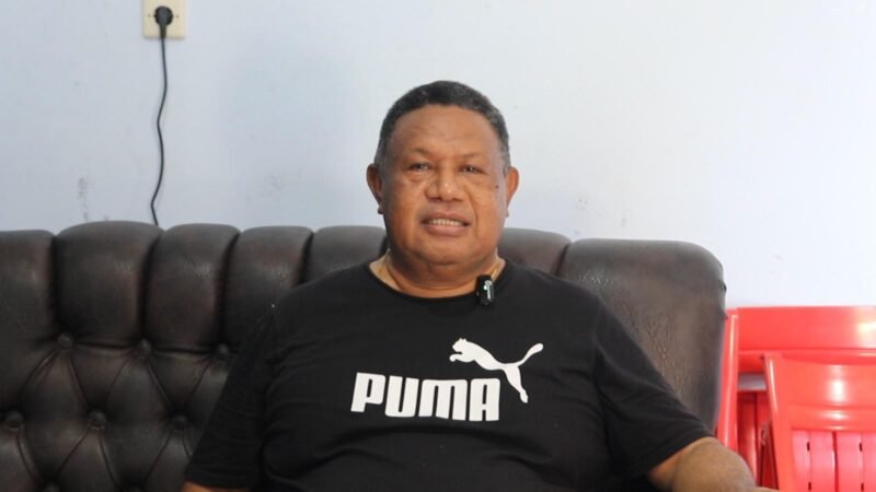 Personel Satgas Operasi Damai Cartenz saat berbaur dan berinteraksi langsung dengan warga di Papua. Tokoh agama Papua, Pdt. Johan Godlief Nussy, mengapresiasi langkah humanis Satgas yang dinilai aktif membantu masyarakat lewat aksi sosial dan edukasi, Senin (25/5/2026).
