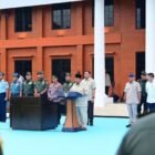 Presiden RI Prabowo Subianto menandatangani prasasti saat meresmikan renovasi Museum dan Perpustakaan Sekolah Staf dan Komando Angkatan Darat (Seskoad) di Bandung, Jawa Barat, Senin (25/5/2026).