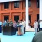 Presiden RI Prabowo Subianto menandatangani prasasti saat meresmikan renovasi Museum dan Perpustakaan Sekolah Staf dan Komando Angkatan Darat (Seskoad) di Bandung, Jawa Barat, Senin (25/5/2026).