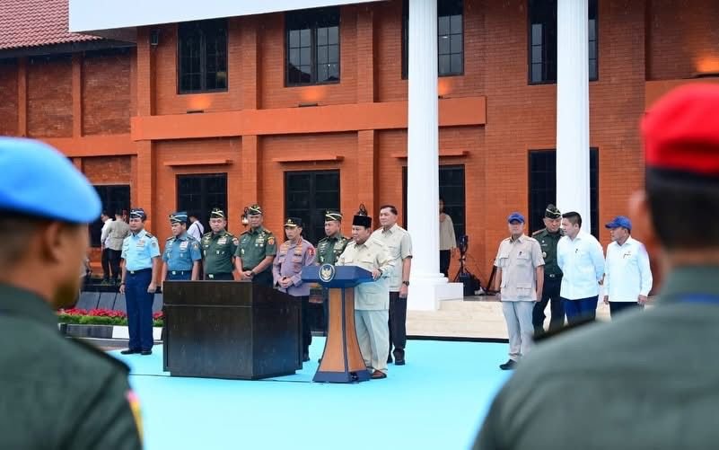 Presiden RI Prabowo Subianto menandatangani prasasti saat meresmikan renovasi Museum dan Perpustakaan Sekolah Staf dan Komando Angkatan Darat (Seskoad) di Bandung, Jawa Barat, Senin (25/5/2026).