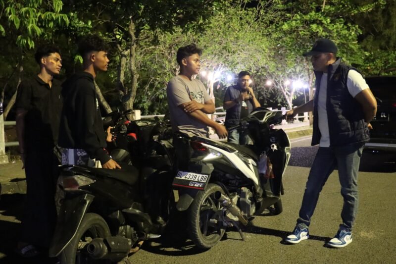 Sejumlah personel Satreskrim Polresta Banda Aceh dan Ditreskrimum Polda Aceh saat bersiap melaksanakan patroli malam berskala besar di wilayah hukum Polresta Banda Aceh, Minggu (24/5/2026).