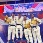Bripda M. Dimas Pratama saat bertanding melawan atlet Polda Metro Jaya dalam partai final kelas +90 kg Kejuaraan Judo Piala Kapolri Cup 2026 di GOR Segiri, Samarinda. Dimas sukses menyumbang medali emas untuk Polda Aceh.