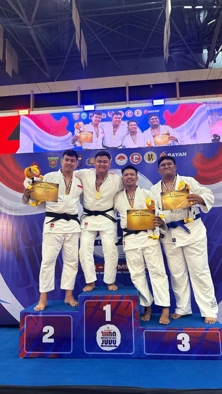 Bripda M. Dimas Pratama saat bertanding melawan atlet Polda Metro Jaya dalam partai final kelas +90 kg Kejuaraan Judo Piala Kapolri Cup 2026 di GOR Segiri, Samarinda. Dimas sukses menyumbang medali emas untuk Polda Aceh.
