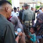 Ribuan warga mengantre dengan tertib di halaman belakang Meuligoe Gubernur Aceh, Banda Aceh, Selasa (26/5/2026), untuk menerima bantuan uang meugang dari dana pribadi Gubernur Aceh Muzakir Manaf (Mualem) guna menyambut Hari Raya Idul Adha.