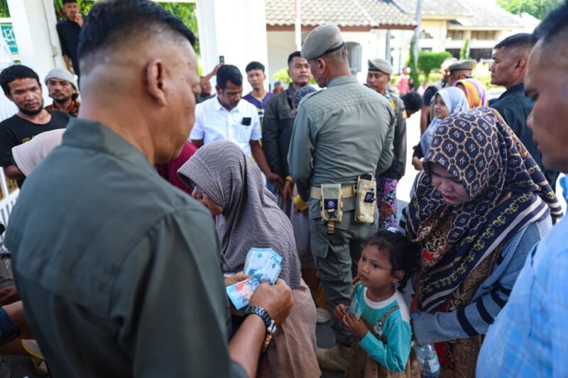 Ribuan warga mengantre dengan tertib di halaman belakang Meuligoe Gubernur Aceh, Banda Aceh, Selasa (26/5/2026), untuk menerima bantuan uang meugang dari dana pribadi Gubernur Aceh Muzakir Manaf (Mualem) guna menyambut Hari Raya Idul Adha.