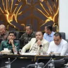 Wakil Ketua III DPRA, Salihin, saat memberikan keterangan kepada awak media setibanya di Bandara Internasional Sultan Iskandar Muda, Selasa (26/5/2026). Salihin menegaskan pentingnya pengawalan revisi UUPA dan keberlanjutan dana Otsus demi masa depan Aceh.