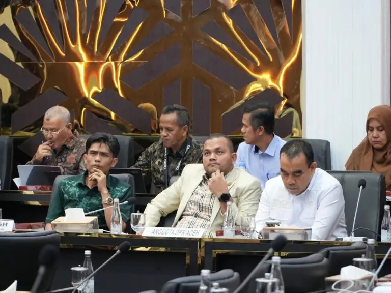 Wakil Ketua III DPRA, Salihin, saat memberikan keterangan kepada awak media setibanya di Bandara Internasional Sultan Iskandar Muda, Selasa (26/5/2026). Salihin menegaskan pentingnya pengawalan revisi UUPA dan keberlanjutan dana Otsus demi masa depan Aceh.