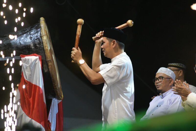 Sekretaris Daerah (Sekda) Aceh, M. Nasir, mewakili Gubernur Aceh Muzakir Manaf, secara resmi melepas peserta Pawai Takbir Keliling dalam rangka menyambut Hari Raya Idul Adha 1447 Hijriah di Kota Banda Aceh, Selasa (26/5/2026) malam.