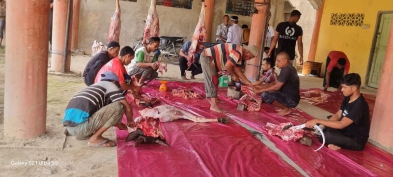 Sejumlah warga dan panitia bahu-membahu memotong dan mengemas daging qurban di Meunasah Gampong Keulilee, Kecamatan Nibong, Aceh Utara, Rabu (27/5/2026).