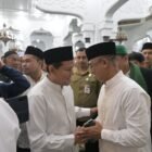 Wakil Gubernur Aceh H. Fadhlullah (tengah) bersama Sekda Aceh M. Nasir (kanan) dan unsur Forkopimda mengikuti pelaksanaan Salat Iduladha 1447 H di Masjid Raya Baiturrahman, Banda Aceh, Rabu (27/5/2026).