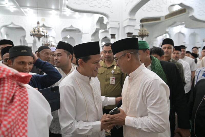 Wakil Gubernur Aceh H. Fadhlullah (tengah) bersama Sekda Aceh M. Nasir (kanan) dan unsur Forkopimda mengikuti pelaksanaan Salat Iduladha 1447 H di Masjid Raya Baiturrahman, Banda Aceh, Rabu (27/5/2026).