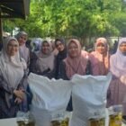 Tim monitoring dari Dinas Sosial Kota Banda Aceh memantau langsung proses penyerahan Bantuan Pangan Cadangan Beras Pemerintah (CBP) kepada Keluarga Penerima Manfaat (KPM) di salah satu gampong, Banda Aceh, Mei 2026. Setiap KPM menerima bantuan berupa 20 kg beras dan 2 kg minyak makan.