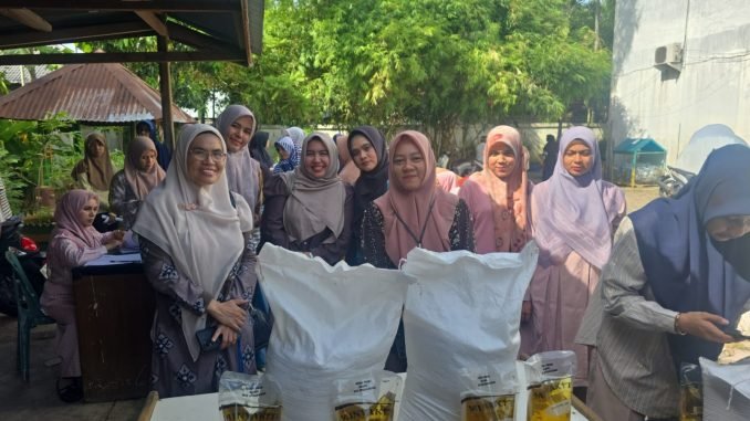 Tim monitoring dari Dinas Sosial Kota Banda Aceh memantau langsung proses penyerahan Bantuan Pangan Cadangan Beras Pemerintah (CBP) kepada Keluarga Penerima Manfaat (KPM) di salah satu gampong, Banda Aceh, Mei 2026. Setiap KPM menerima bantuan berupa 20 kg beras dan 2 kg minyak makan.