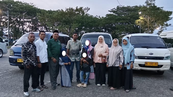 Dinas Sosial Kota Banda Aceh bersama Dinas Sosial Aceh mendampingi proses pemulangan satu keluarga terlantar ke Kabupaten Aceh Barat menggunakan angkutan umum, Kamis (21/5/2026).