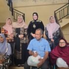Suasana penyaluran bantuan sosial berupa paket sembako yang terdiri dari beras, gula, minyak goreng, dan susu di Rumah Singgah Lamjabat, Banda Aceh, Rabu (21/5/2026). Dinas Sosial Kota Banda Aceh memastikan distribusi 218 paket bantuan untuk penyandang disabilitas ini berjalan tertib dan tepat sasaran.