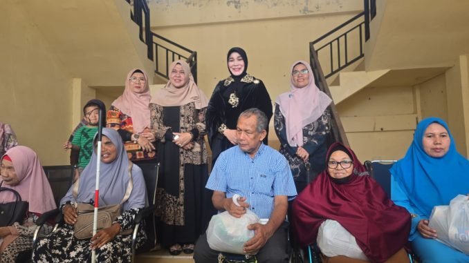 Suasana penyaluran bantuan sosial berupa paket sembako yang terdiri dari beras, gula, minyak goreng, dan susu di Rumah Singgah Lamjabat, Banda Aceh, Rabu (21/5/2026). Dinas Sosial Kota Banda Aceh memastikan distribusi 218 paket bantuan untuk penyandang disabilitas ini berjalan tertib dan tepat sasaran.