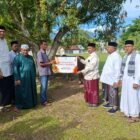 Wakil Bupati menyalurkan hewan qurban bantuan Pemerintah Kabupaten Aceh Besar kepada masyarakat dalam rangka menyambut Hari Raya Iduladha 1447 Hijriah. Penyerahan hewan qurban tersebut berlangsung di Halaman Masjid Agung Al Munawarrah, Kota Jantho, Rabu (27/5/2026). FOTO/MC ACEH BESAR