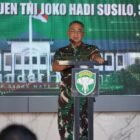 Panglima Komando Daerah Militer Iskandar Muda (Pangdam IM) Mayor Jenderal TNI Joko Hadi Susilo, S.I.P., memberikan sambutan pada acara ramah tamah serah terima jabatan (Sertijab) dan tradisi satuan pejabat jajaran Kodam IM di Banda Aceh, Senin (25/05/2026).