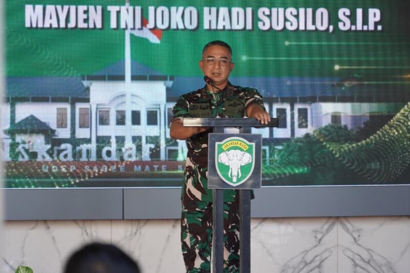 Panglima Komando Daerah Militer Iskandar Muda (Pangdam IM) Mayor Jenderal TNI Joko Hadi Susilo, S.I.P., memberikan sambutan pada acara ramah tamah serah terima jabatan (Sertijab) dan tradisi satuan pejabat jajaran Kodam IM di Banda Aceh, Senin (25/05/2026).