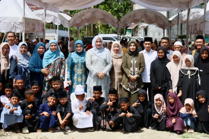 Istri Gubernur Aceh, Marlina Muzakir alias Kak Na, menggelar open house Idul Adha 1447 H di Gampong Keutambang, Pante Ceureumen, Aceh Barat pada Kamis 28/5/2026.