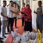 Dekan FDK UIN Ar-Raniry, Prof. Dr. Kusmawati, menyerahkan daging qurban secara simbolis kepada perwakilan warga gampong dampingan dalam rangka perayaan Idul Adha 1447 H di Banda Aceh, Kamis (28/5/2026).