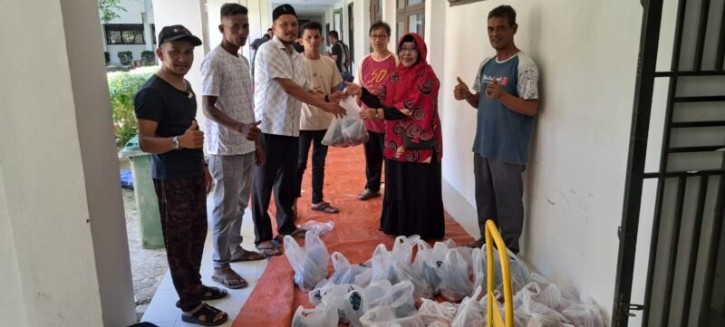 Dekan FDK UIN Ar-Raniry, Prof. Dr. Kusmawati, menyerahkan daging qurban secara simbolis kepada perwakilan warga gampong dampingan dalam rangka perayaan Idul Adha 1447 H di Banda Aceh, Kamis (28/5/2026).