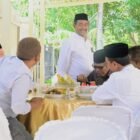 Wakil Bupati Aceh Besar Drs H Syukri A Jalil menyambut Plt Diskominfo Aceh Besar Muhajir SSTP MPA saat menggelar Open House di kediamannya Gompong Cot Nambak, Kecamatan Blang Bintang, Aceh Besar, Kamie (28/06/2026). FOTO/MC ACEH BESAR
