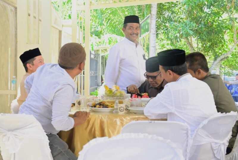 Wakil Bupati Aceh Besar Drs H Syukri A Jalil menyambut Plt Diskominfo Aceh Besar Muhajir SSTP MPA saat menggelar Open House di kediamannya Gompong Cot Nambak, Kecamatan Blang Bintang, Aceh Besar, Kamie (28/06/2026). FOTO/MC ACEH BESAR