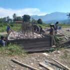 Personel Babinsa Kodim 0108/Aceh Tenggara bersama masyarakat Desa Kumbang Jaya, Kecamatan Badar, bergotong royong membangun jembatan gantung perintis, Kamis (28/05/2026).