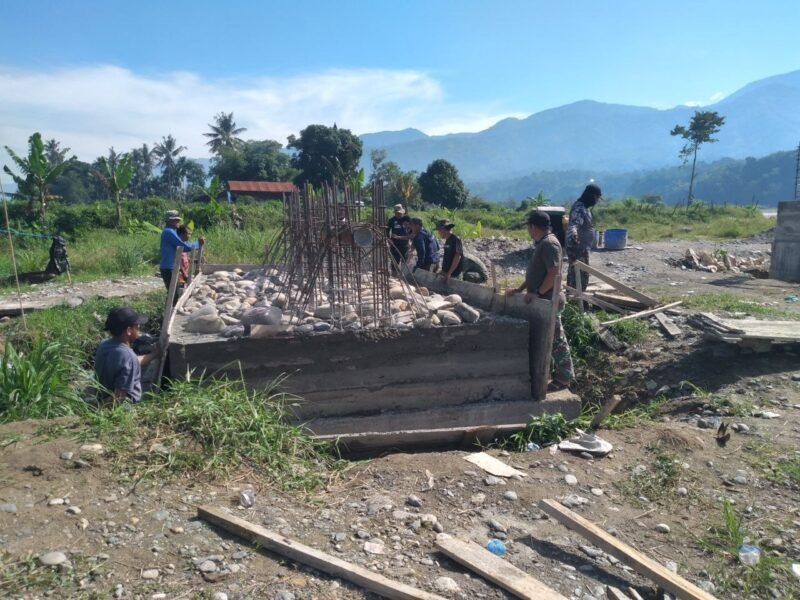 Personel Babinsa Kodim 0108/Aceh Tenggara bersama masyarakat Desa Kumbang Jaya, Kecamatan Badar, bergotong royong membangun jembatan gantung perintis, Kamis (28/05/2026).