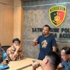 Kasatreskrim Polresta Banda Aceh, Kompol Miftahuda Dizha Fezuono, memberikan keterangan terkait penetapan dua mahasiswa berinisial WS (22) dan MAM (20) sebagai tersangka dalam kasus bentrokan dan pembakaran fasilitas kampus USK. 